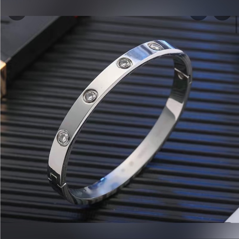 Lovely titanium steel bracelet in gold